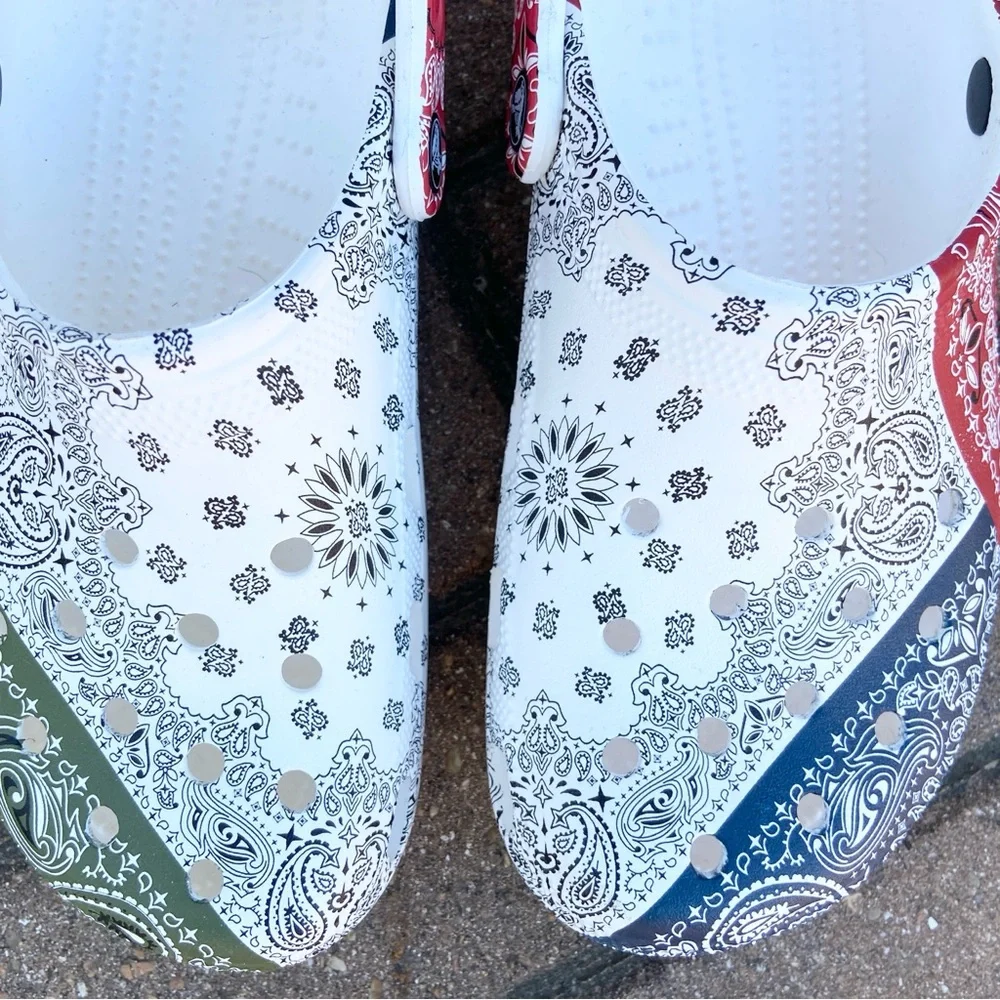 CROCS  Classic Clogs - Bandana - Women’s 10 / Mens 8 - White Red Blue Green NWT - Picture 9 of 9